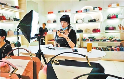 箱包之都逆風(fēng)闖市場(chǎng) 服裝服飾零售的轉(zhuǎn)型之路